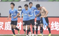 中超：大连人4-1十人青岛队 两队携手参加保级附